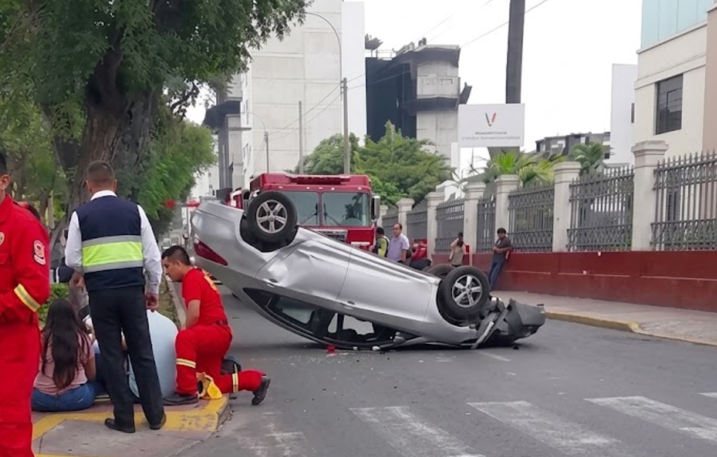 Colectivo con casi S/20 mil en multas protagoniza accidente en avenida Arequipa