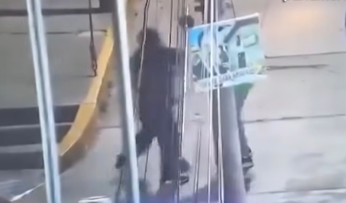 Hombre permanece en estado crítico tras recibir un golpe y caer de cabeza