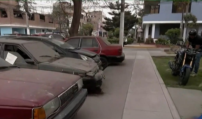 Vecinos denuncian "cementerio de vehículos" estacionados frente a la Depincri de Los Olivos
