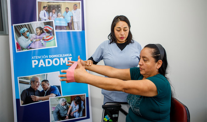 EsSalud fortalece su Escuela de Cuidadores para garantizar la salud de los adultos mayores