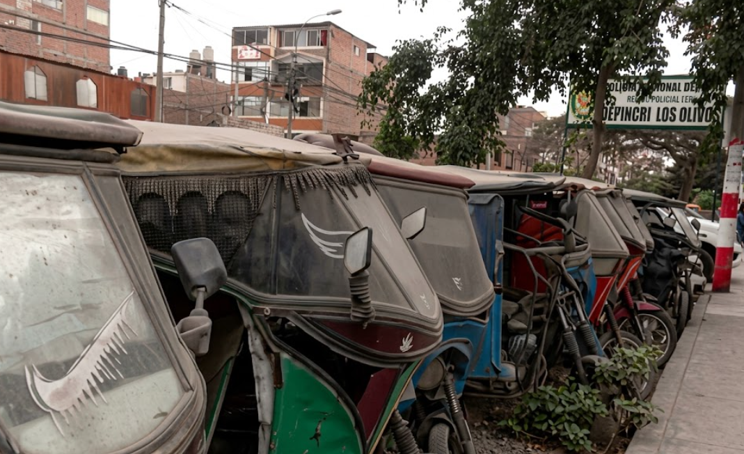 Los Olivos: vehículos abandonados ocupan calles y generan malestar entre vecinos