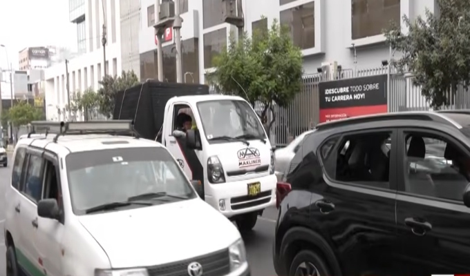 Colectivos informales cambian de ruta y generan congestión tras cambios en la avenida Arequipa
