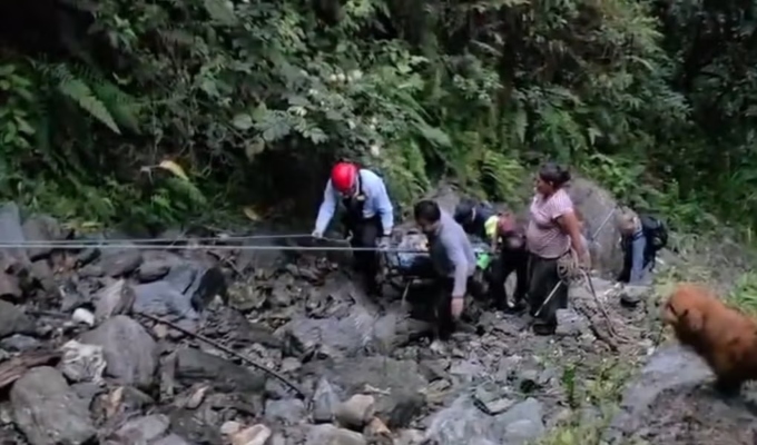 Turista extranjera cae a un abismo mientras recorría ruta turística en Cusco y logra sobrevivir