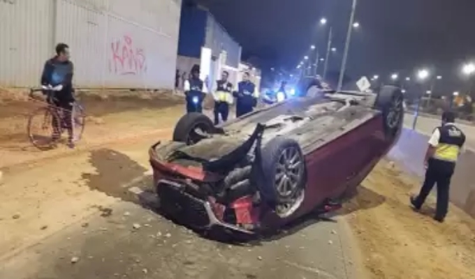 Auto se vuelca en la Vía Expresa Sur tras chocar contra montículo de tierra