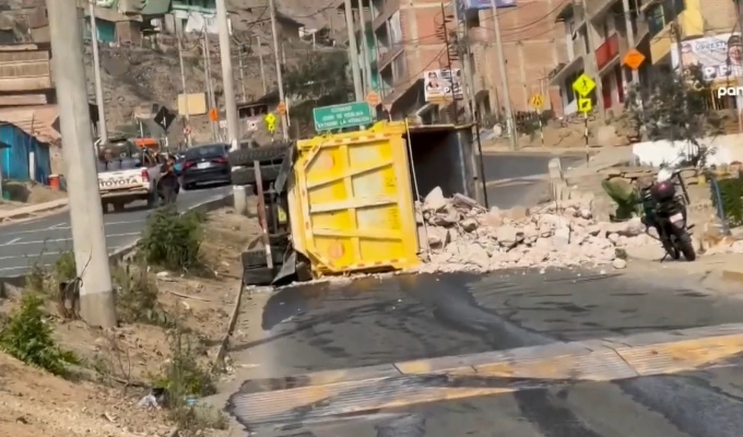 Comas: camión con desmonte vuelca aparatosamente en vía Pasamayito