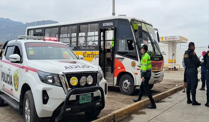 Extorsionadores disparan nueve veces contra un microbús repleto de pasajeros en Trujillo