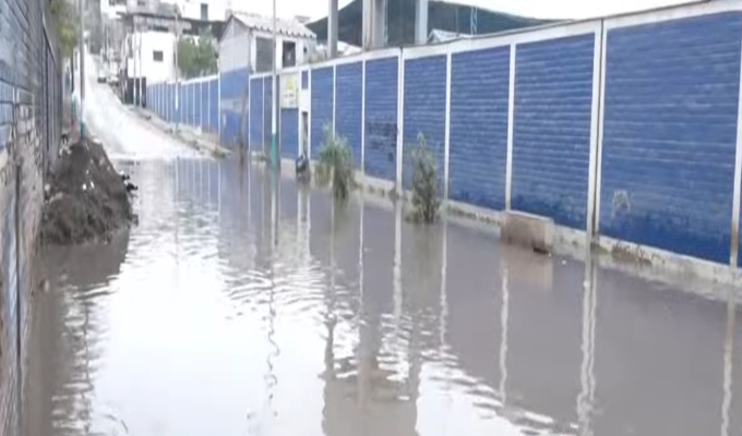Colegios de Villa María del Triunfo quedan inundados por fuertes lluvias
