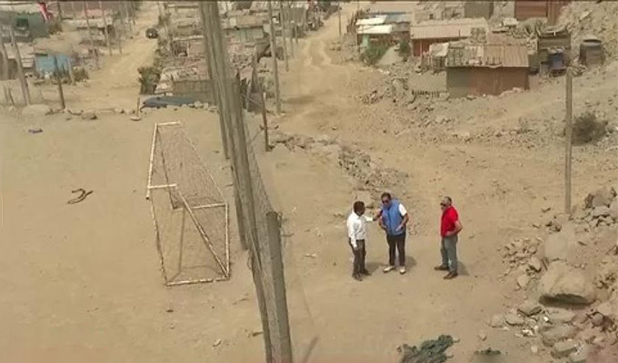 Fenómeno El Niño: pese al peligro construyen canchita de fútbol en cauce de una quebrada en Chosica