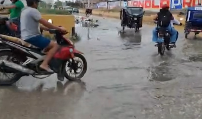 Lluvia de 35 minutos inunda vía y deja aislados a vecinos en Tumbes