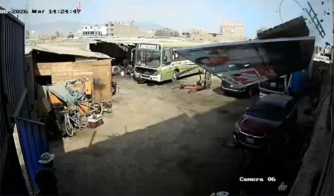 San Martín de Porres: enorme panel electoral cae sobre automóvil estacionado en una cochera
