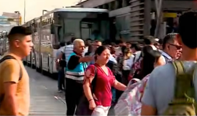 Caos y desorden todos los días: la odisea de las personas para viajar en el Metropolitano