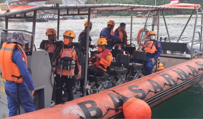 Indonesia: rescatan a 107 personas y buscan a más de 100 desaparecidos tras vuelco de un barco
