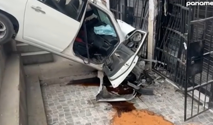 Callao: auto se empotra contra vivienda tras perder el control en Mi Perú