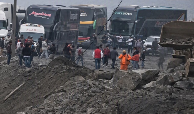 Derrumbe interrumpe tránsito en la Panamericana Sur y pasajeros ayudan a despejar carretera