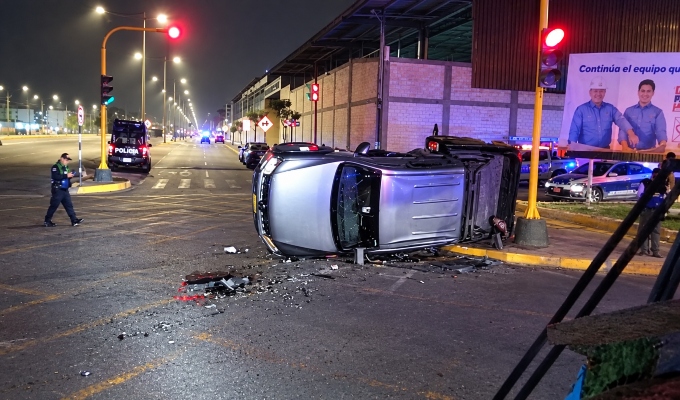 Vía Expresa Sur: choque entre dos camionetas deja un herido y genera congestión