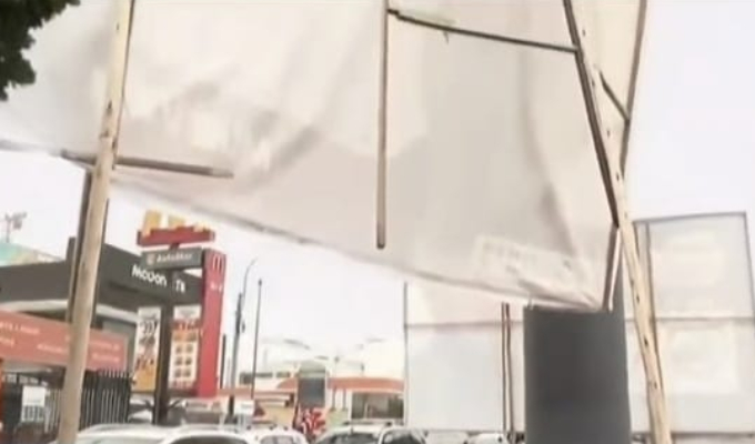 Carteles y paneles publicitarios políticos invaden áreas verdes en Surco