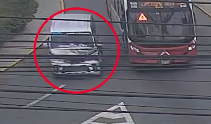 Conductor de miniván huye tras accidente con pasajeros heridos en Surco