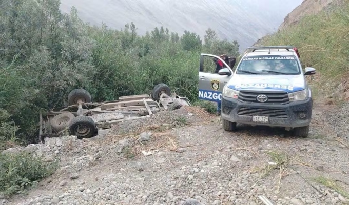 Camioneta se despista y cae a una quebrada con dos heridos en vía Ocoña-Secocha