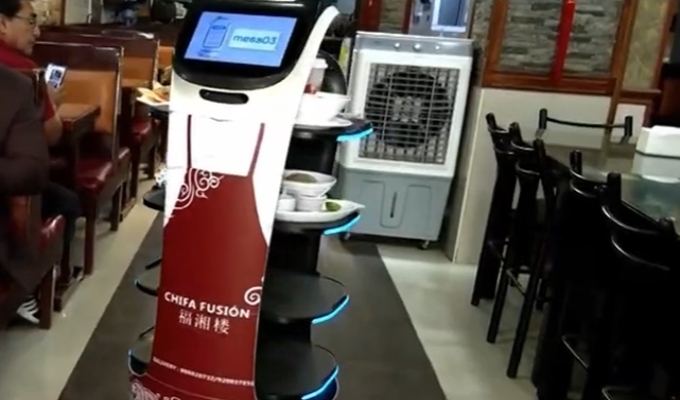 Delivery del futuro: robots ya transportan pedidos y desafían a los repartidores
