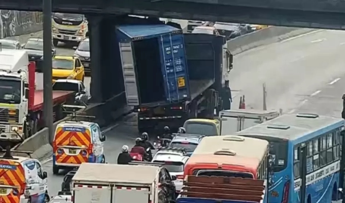 ¡Tráfico por camión atascado! Vehículo de carga pesada bloquea el puente Balta