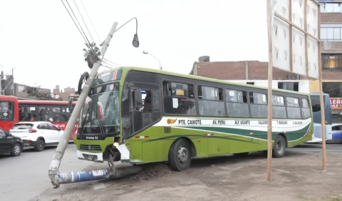 Bus de la Línea 73 choca y derriba poste de alumbrado público en SMP
