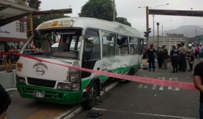 Niña de seis años muere en el acto tras choque de motocicleta y cúster en el Callao