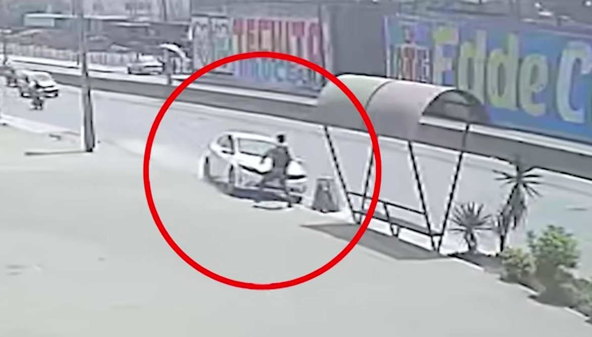 Ate: auto atropella a peatón y destruye paradero