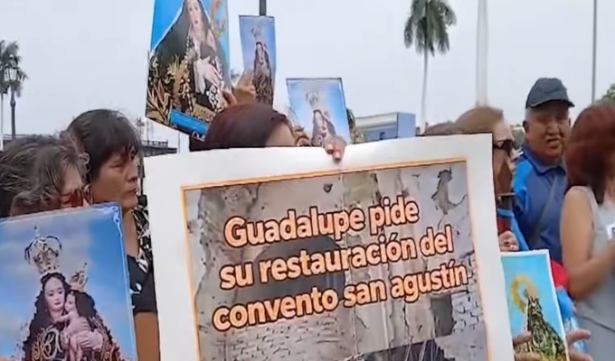 Guadalupanos se encadenan en el Arzobispado de Trujillo y exigen restauración del santuario