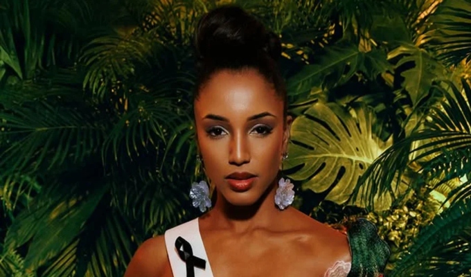 Ex Miss Jamaica demanda a Miss Universo casi un año después de sufrir accidente en el escenario