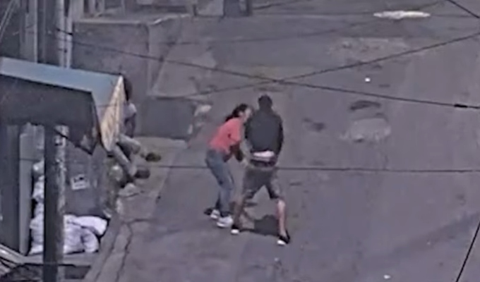 Pareja es víctima de violento asalto en SJM: cámaras de seguridad captaron el ataque