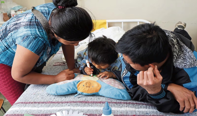 Estudiantes reciben clases desde sus camas mientras permanecen hospitalizados en Arequipa