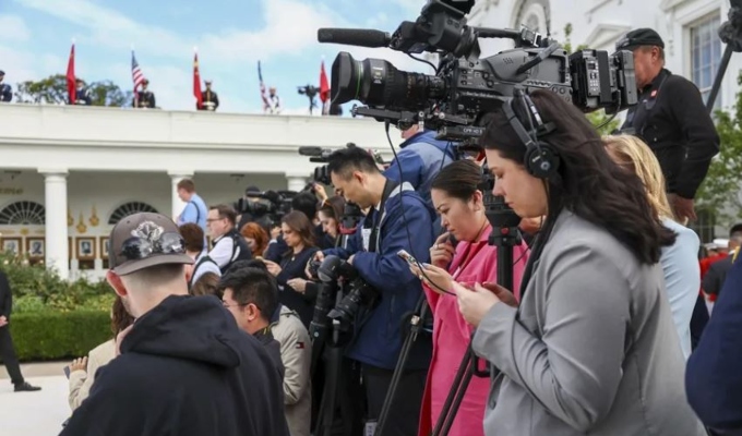 Periodistas de CNN y MS NOW vuelven a la Casa Blanca tras fallo contra veto de Trump