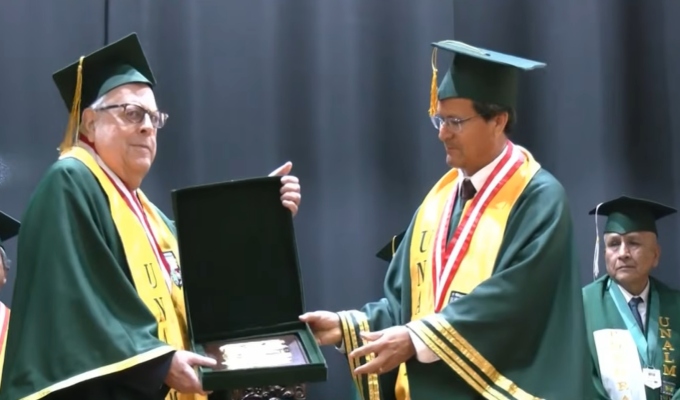Julio Velarde recibe reconocimiento de la Universidad Nacional Agraria La Molina