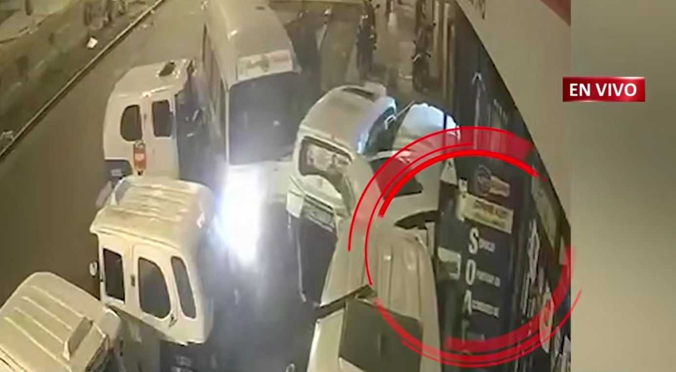 Chorrillos: combi a toda velocidad embiste a mototaxis