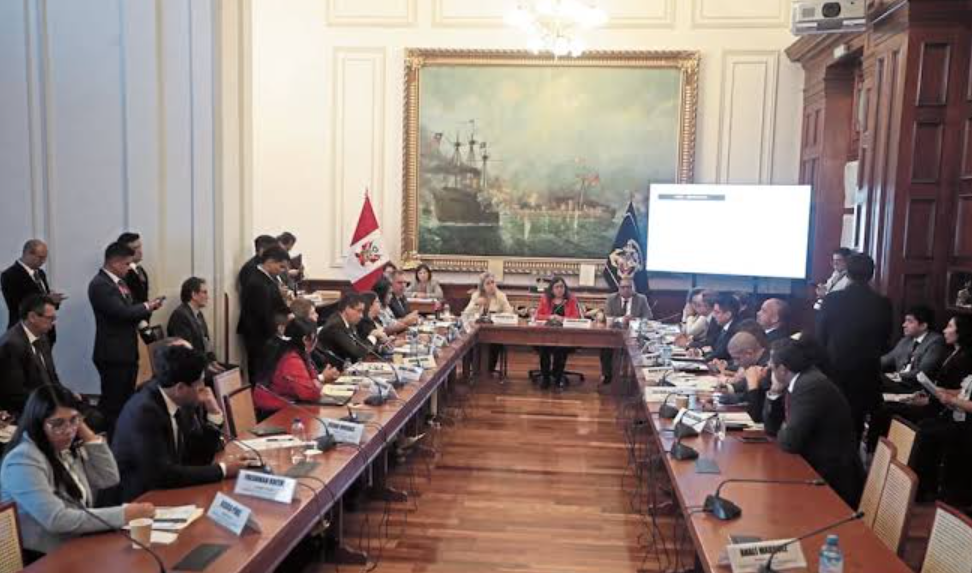 Comisión de Constitución suspende debate sobre facultades legislativas hasta el miércoles