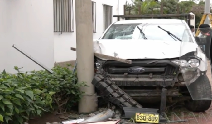 Camioneta impacta contra condominio en San Miguel y deja dos presuntas víctimas mortales