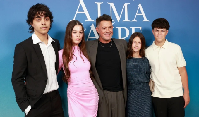 Alejandro Sanz posa por primera vez junto a Stephanie Cayo y sus cuatro hijos