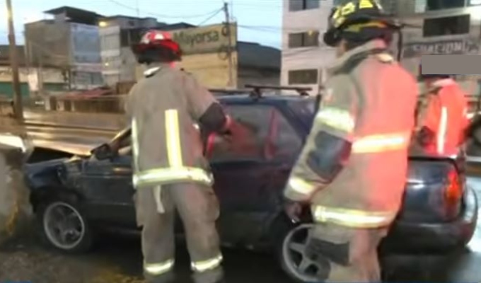 Auto se empotra contra muro de acceso al bypass de Villa María del Triunfo