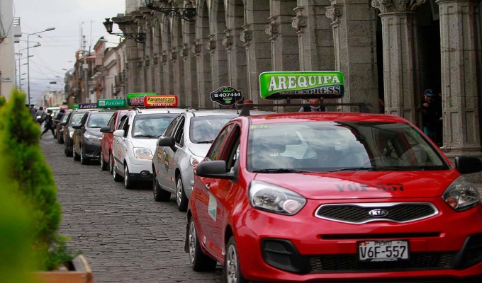 Alza del combustible pone en jaque a taxistas: tarifas podrían subir hasta 20% en Arequipa