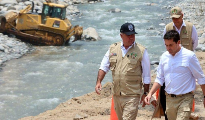 Ministro de Defensa supervisa trabajos preventivos en el río Rímac