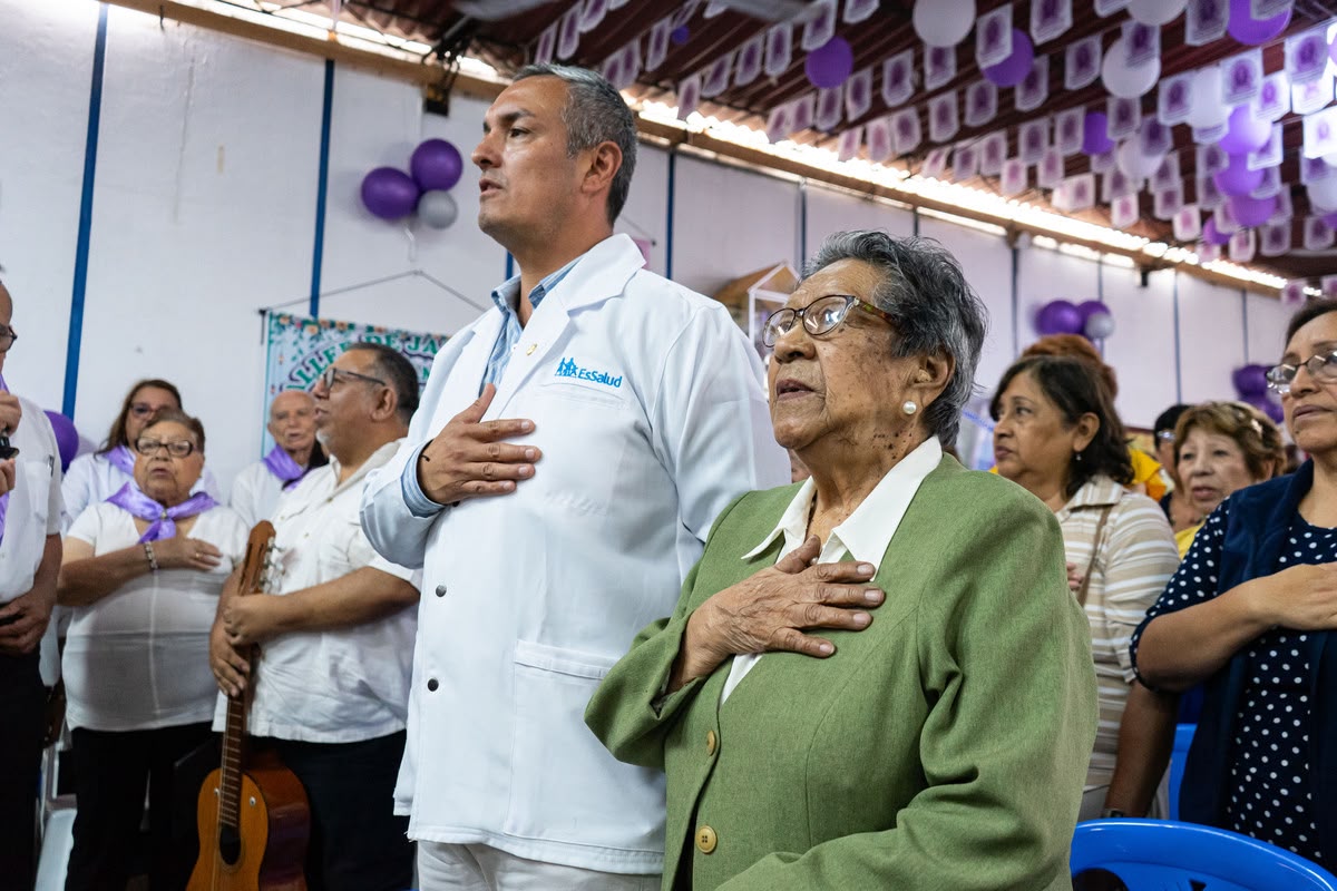 CAM La Perla rinde homenaje a sus adultos mayores con misa en honor al Señor de los Milagros