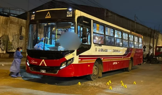 Chofer de bus "Triángulo" es asesinado a balazos mientras esperaba pasajeros en VES