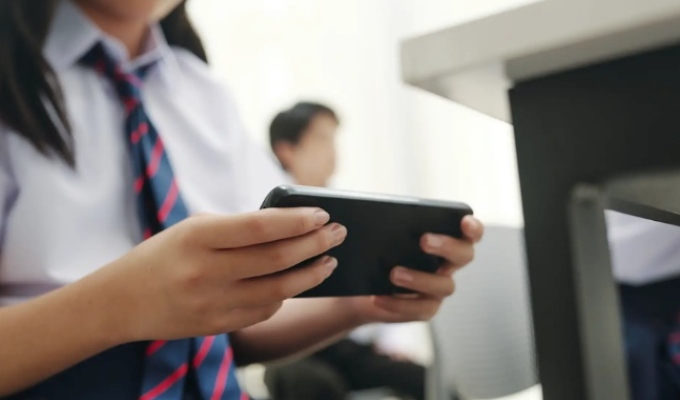 Minedu restringe el uso de celulares en colegios durante actividades educativas
