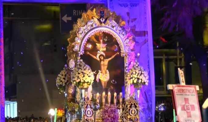 Señor de los Milagros retorna a Las Nazarenas tras congregar a miles de fieles