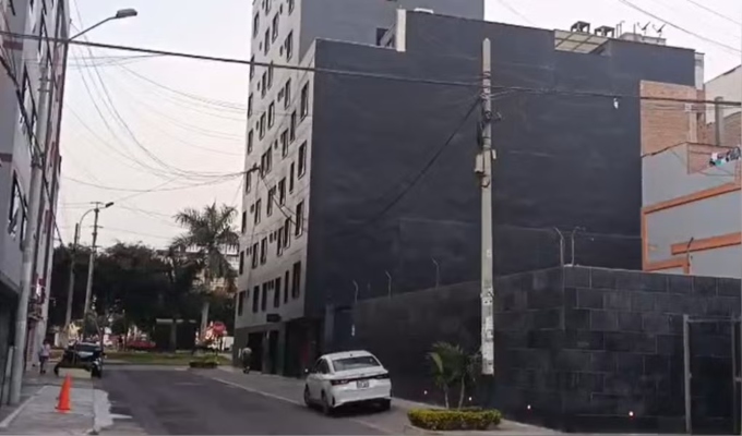 ¡Más de 10 disparos! Sujetos en moto atacan hotel en La Perla
