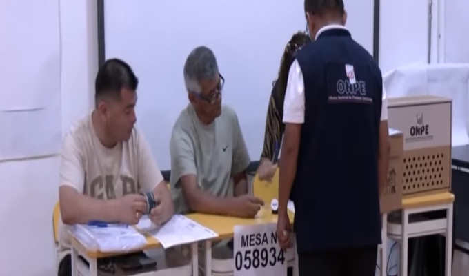 Retrasan instalación de mesa en local donde votará Keiko Fujimori en San Borja
