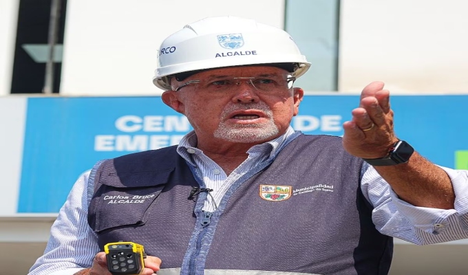 Carlos Bruce se dirige a su local de votación en Surco