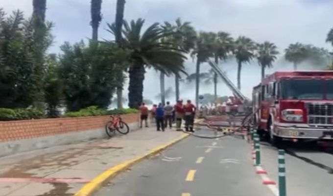 ¡Emergencia en la Costa Verde! Incendio en Malecón de la Reserva moviliza a 12 unidades de bomberos