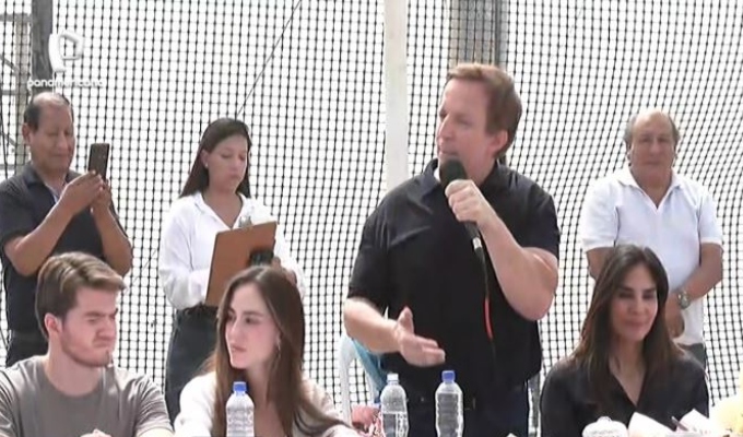 Francis Allison y su familia re reúnen con simpatizantes para el desayuno electoral en VMT