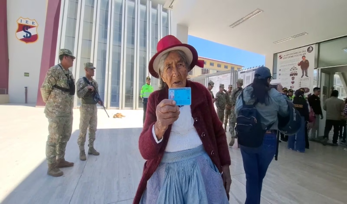 ¡Ejemplo de ciudadanía! Mamá Teo llega a votar en Huancayo pese a no estar obligada